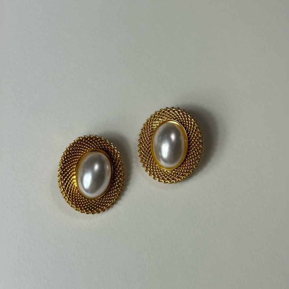 Vintage gold and pearl clip on earrings.